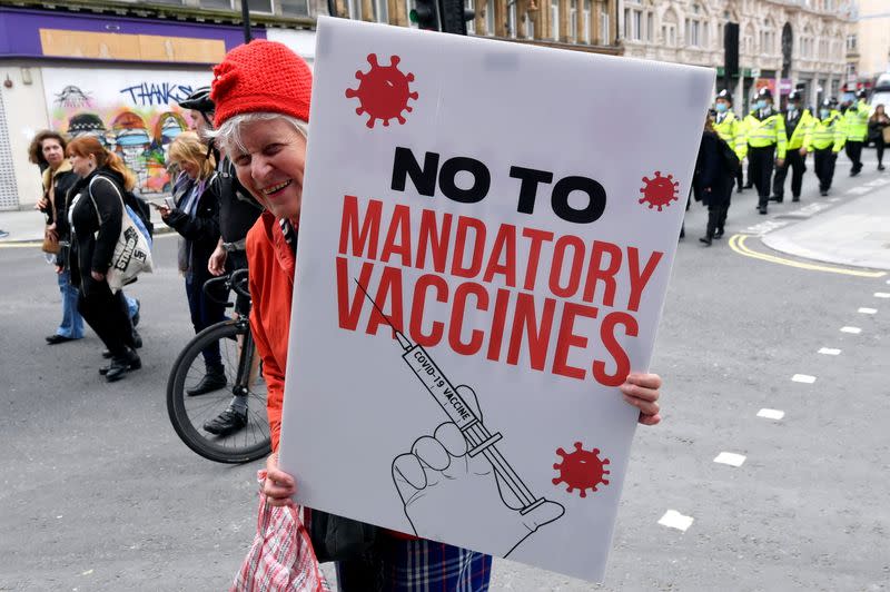 Manifestantes que se oponen a las restricciones por el coronavirus marchan en Londres, Inglaterra