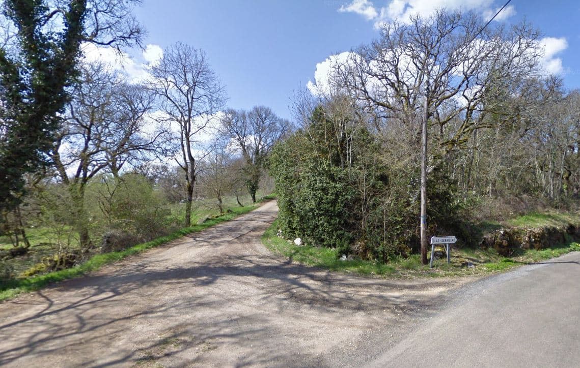 L'entrée boisée du grand domaine de Domenac, qui croise la départementale D42 à Sénaillac-Lauzès. - Google Street View