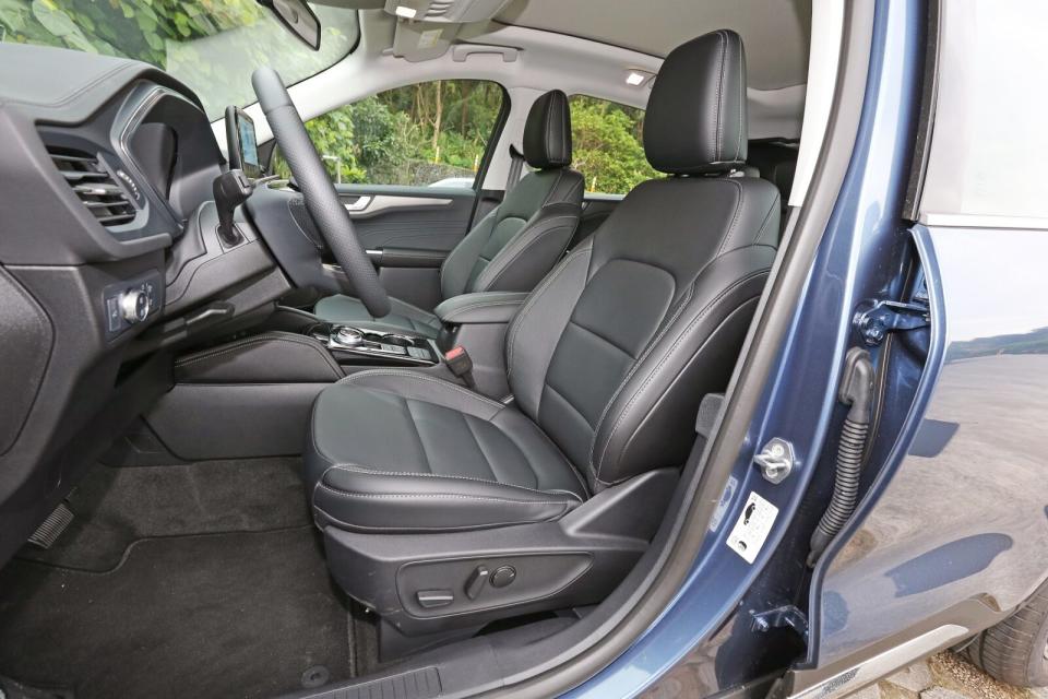 2023年式Kuga全車系皆標配有駕駛座10向電動調整功能/電動腰靠，且座椅的泡棉硬度夠，臀部支撐性與椅背包覆性都不錯。