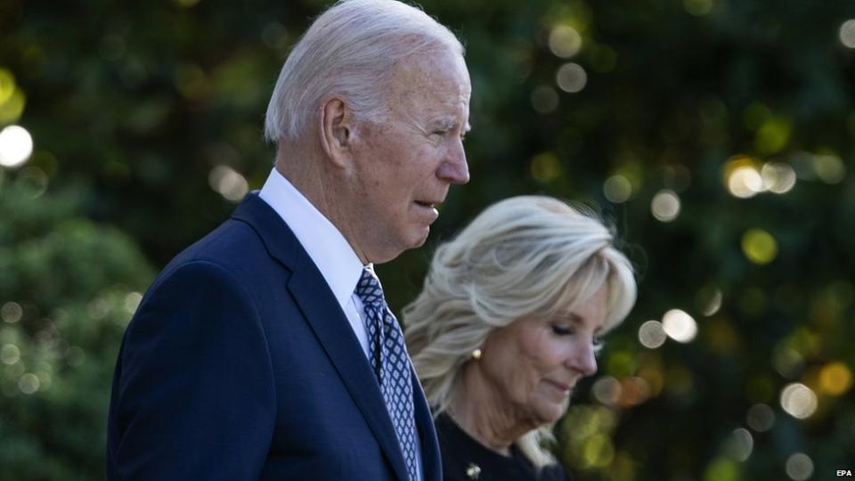 El presidente de Estados Unidos, Joe Biden, y su esposa, Jill Biden, visitan Buffalo después de un tiroteo masivo contra negros.