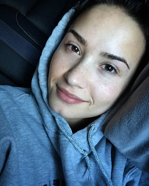 Demi Lovato ohne Make-up unter der Kapuze