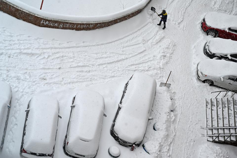 Auch der öffentliche Räumungsdienst kämpft in der Ukraine gegen die Schneemassen. Weil ein Mann mit deren Leistung nicht zufrieden war, rief er aus Frust die Polizei - aber nicht für eine Beschwerde, sondern ein Mordgeständnis (Symbolbild: Sergei SUPINSKY / AFP)