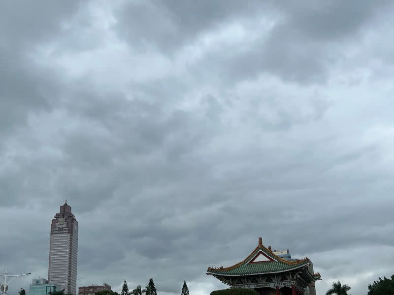 ▲明日水氣略增北台有局部短暫雨，且全天陽光較難露臉，特別要注意下週一（2/13）有大陸冷氣團侵襲，氣溫驟降明顯。（圖／記者張志浩攝）