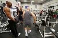 88-year-old Ed Robles (C) is cheered on by Larry Tyson and Luke Meadows as he works out at 24 hour fitness in San Diego, California, United States March 17, 2015. (REUTERS/Mike Blake)