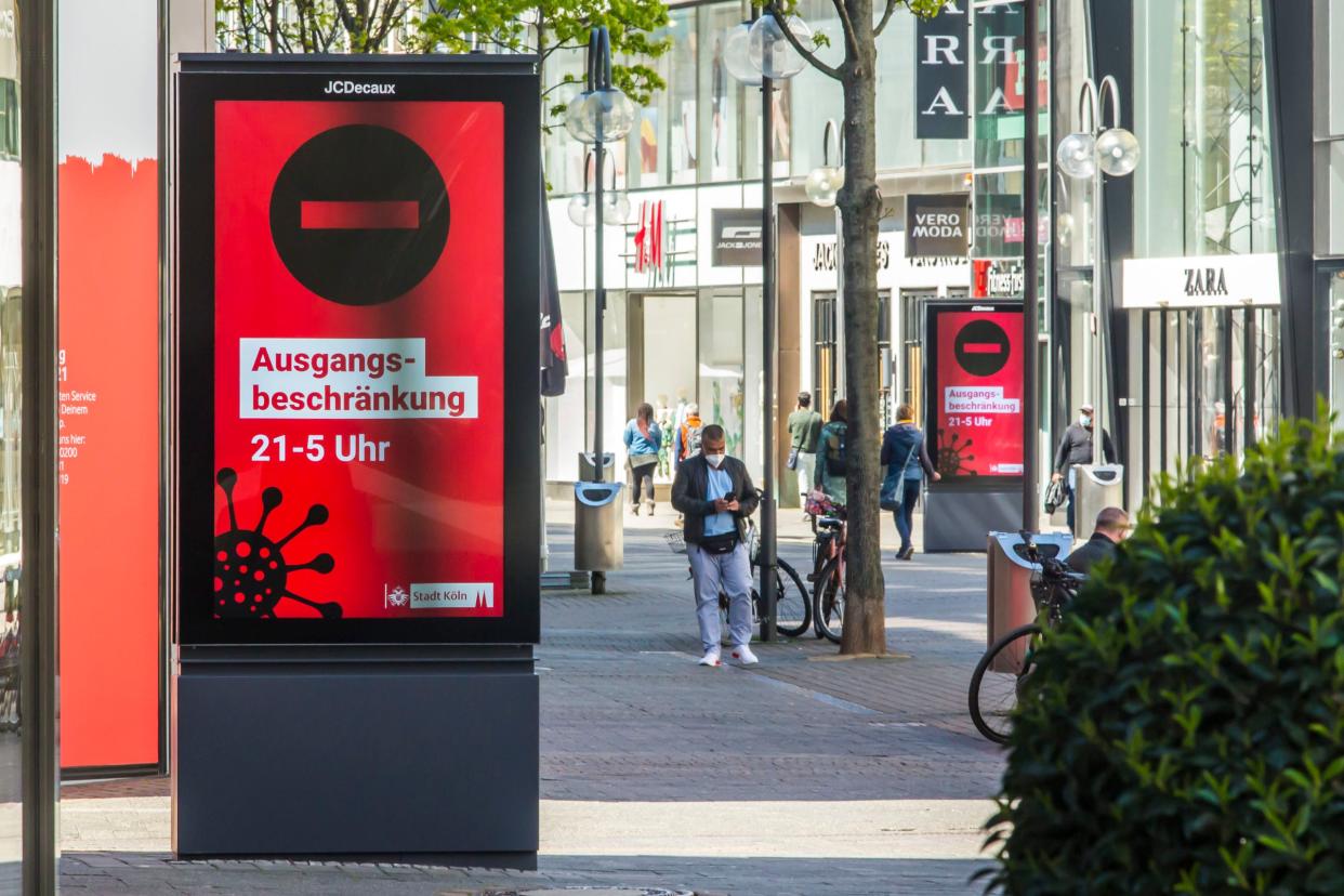 Einzelhändler auf der Kölner Mittelstraße haben aus Protest gegen die Corona-Maßnahmen des Bundes, die sie zum Lockdown zwingen, Schaufensterpuppen mit Gesichtsmasken versehen. 