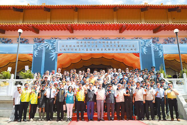 嘉義縣政府協助496位已故榮民「牽厝」忠靈祠，昨天舉行安厝晉塔典禮。（張亦惠攝）