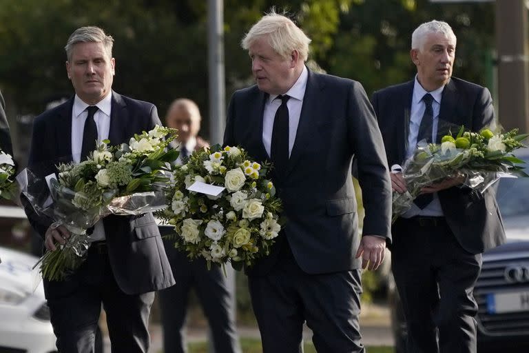 El primer ministro de Gran Bretaña, Boris Johnson junto al líder del Partido Laborista, Keir Starmer (izquierda), quien se ha vuelto muy crítico respecto de la difusión del video