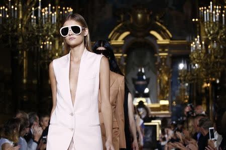 A model presents a creation by British designer Stella McCartney as part of her Spring/Summer 2016 women's ready-to-wear fashion show in Paris, France, October 5, 2015. REUTERS/Benoit Tessier