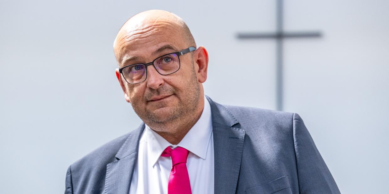 Stephan Protschka, AfD-Landesvorsitzender von Bayern, steht im Verhandlungssaal des Amtsgerichts vor einem Kreuz.<span class="copyright">dpa</span>