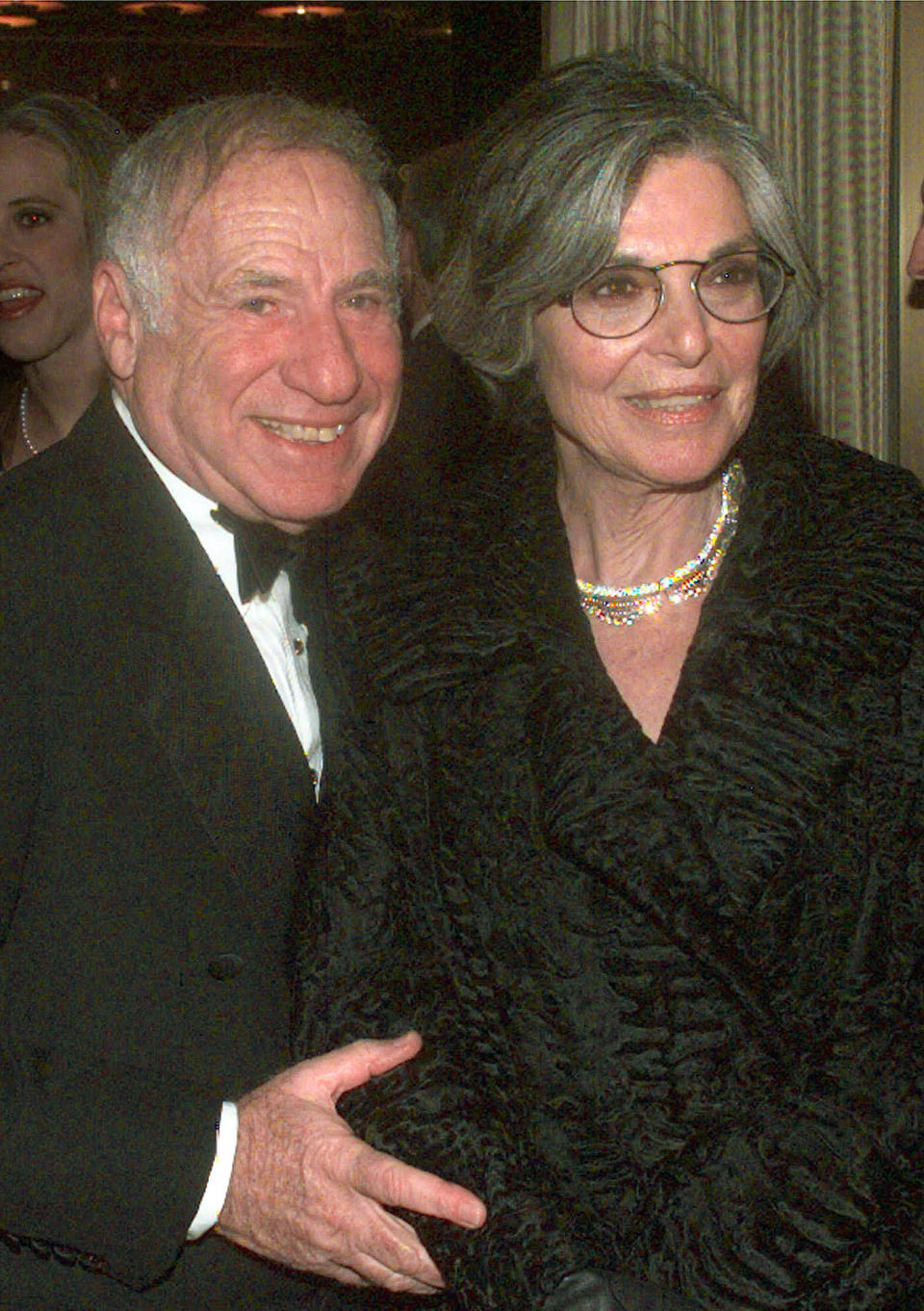 ARCHIVO –Mel Brooks, izquierda, y su esposa Anne Bancroft llegan a la gala por el 75 aniversario de la revista Time en el Radio City Music Hall en Nueva York el 3 de marzo de 1998. Brooks publicó su libro de memorias "All About Me!: My Remarkable Life in Show Business". (Foto AP/Mark Lennihan, archivo)