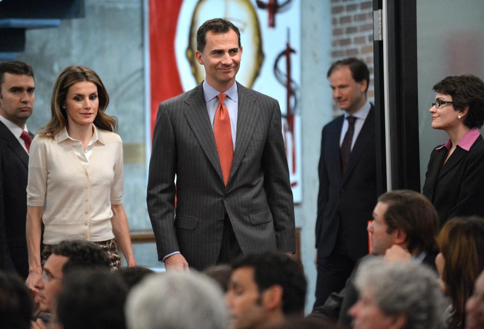 Durante una visita al Instituto Cervantes de Nueva York en 2012, Letizia se encontró en el patio del edificio con un colega de profesión, el corresponsal de Antena 3 José Ángel Abad, y se quedó charlando con él un buen rato. Entonces Felipe se acercó a ella y, tras saludar al periodista, le pidió que se acercara al resto de invitados. (Foto: Stan Honda / AFP / GettyImages).