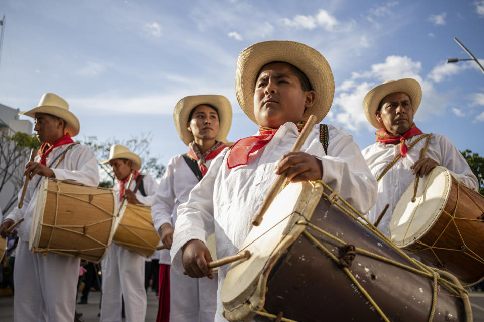 Desfile durante el festival de la Guelaguetza en Oaxaca, México, el sábado 15 de julio de 2023. En el el evento promovido por el gobierno, 16 etnias indígenas y la comunidad afromexicana reivindican sus tradiciones a través de bailes, desfiles y venta de artesanías. (AP Foto/María Alférez)