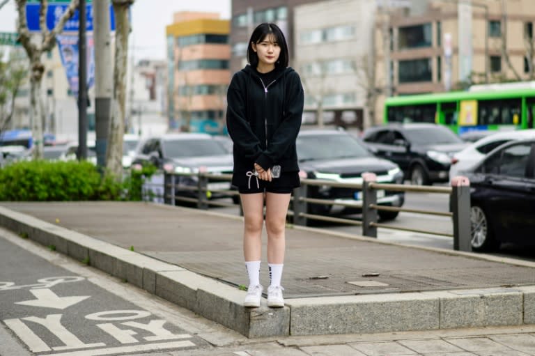 Cho Na-young, une étudiante sud-coréenne de 22 ans, près d'un bureau de vote à Séoul, le 10 avril 2024 (Anthony WALLACE)