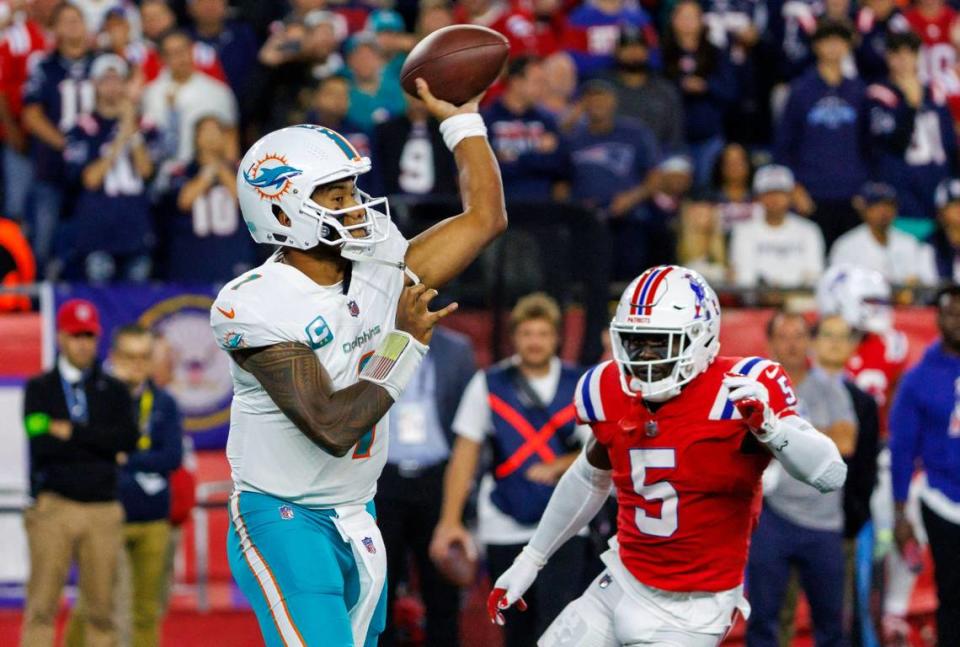 El quarterback de los Dolphins Tua Tagovailoa lanza el ovoide ante la marca del safety de los Patriots de New England Jabrill Peppers, en el partido celebrado el 17 de septiembre de 2023 en Foxborough, Massachusetts.