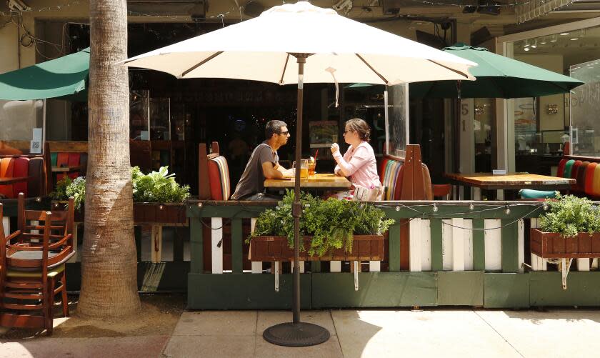 SANTA MONICA, CA - MAY 04: Patrons enjoy outside dinning at Barney's Beanery Restaurant on the Third Street Promenade in Santa Monica on Tuesday May 4, 2021 as Los Angeles County continues to rebound dramatically from a deadly winter COVID-19 surge, and with vaccinations continuing at a rapid pace there's increasing certainty that public health officials will move the county (and its many businesses, large and small) into the state's least restrictive reopening tier this week. Third Street Promenade on Tuesday, May 4, 2021 in Santa Monica, CA. (Al Seib / Los Angeles Times).