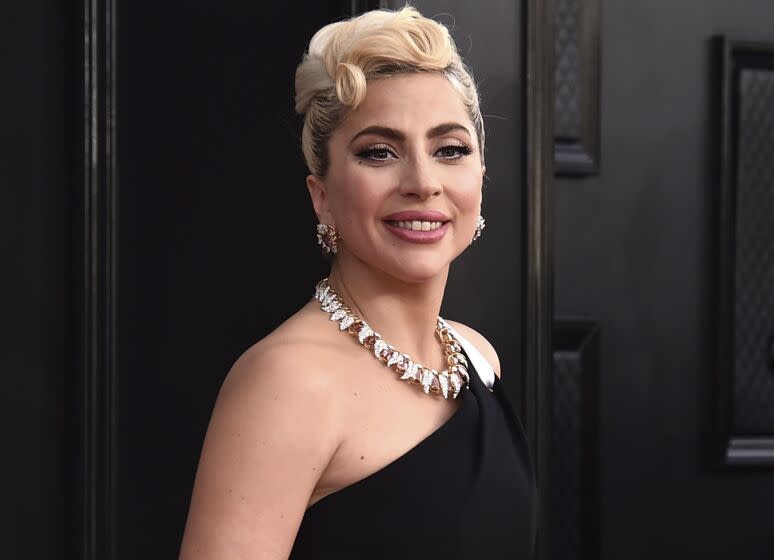 ARCHIVO - Lady Gaga llega a la 64ta entrega anual de los premios Grammy, en Las Vegas, el 3 de abril de 2022. Las autoridades federales ofrecen una recompensa de 5.000 dolares por informacion sobre el hombre que presuntamente le disparo al paseador de perros de Lady Gaga el ano pasado en Hollywood y robo dos bulldogs franceses de la estrella pop. El hombre fue liberado por error en abril y esta desaparecido. (Foto por Jordan Strauss/Invision/AP, archivo)