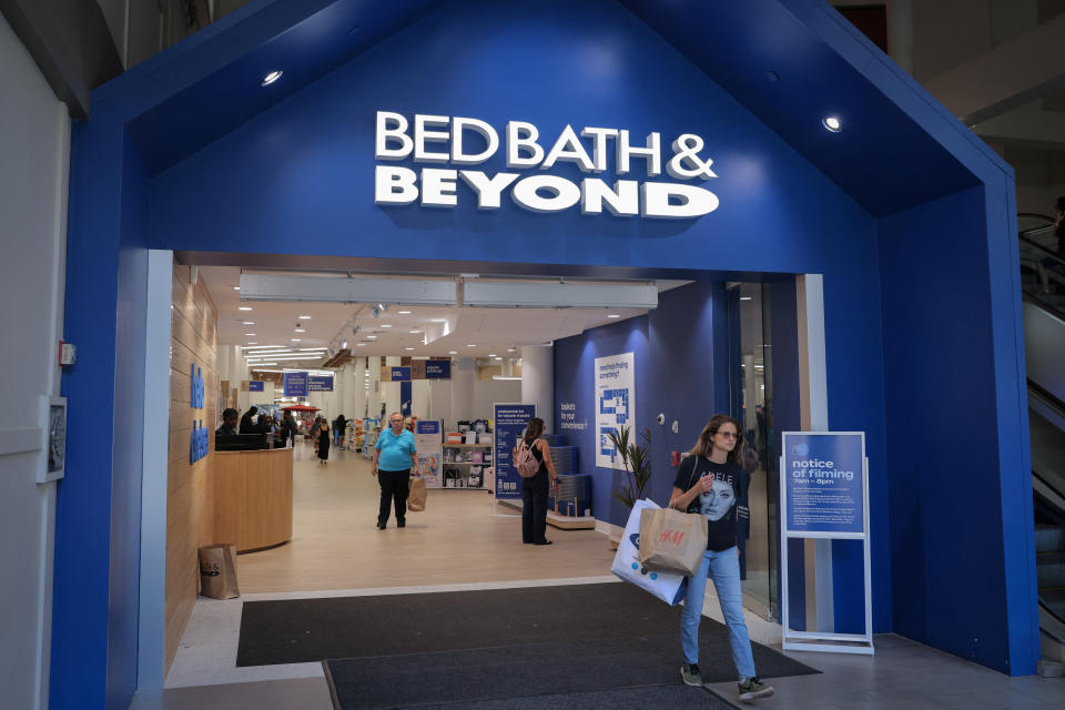 En person lämnar en Bed Bath & Beyond-butik på Manhattan, New York City, USA, 29 juni 2022. REUTERS/Andrew Kelly