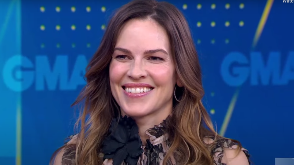 Hilary Swank sur le plateau de Good Morning America, révèle qu’elle est enceinte le 5 octobre 2022.