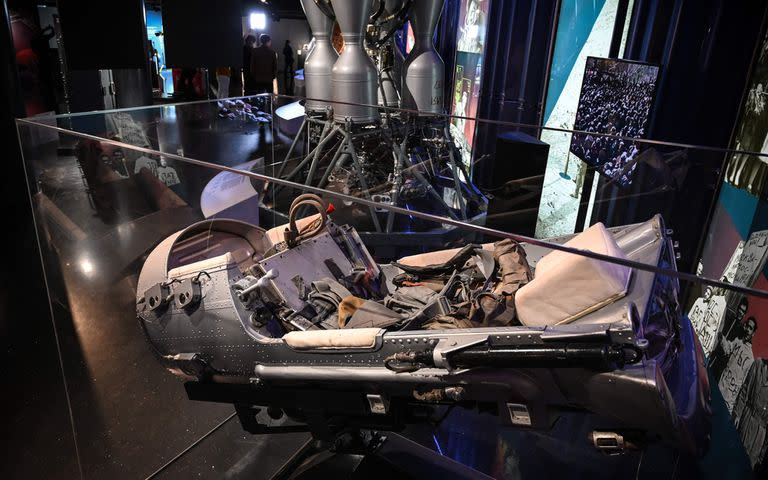 Una maqueta del asiento eyectable de la nave espacial Vostok del cosmonauta soviético Yuri Gagarin se exhibe en el Museo de Cosmonáutica de Moscú