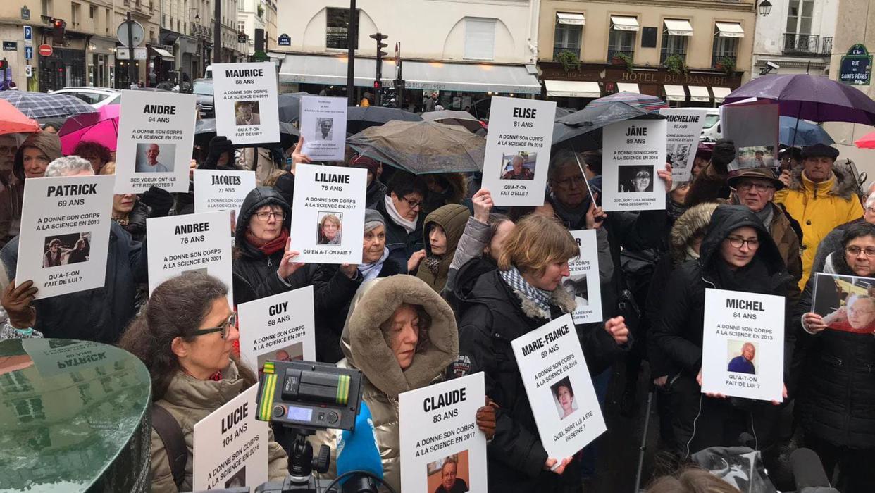 Rassemblement du collectif des Proches des victimes du charnier de Descartes, le 27 février 2020, devant la faculté de médecine de Paris. - Esther Paolini