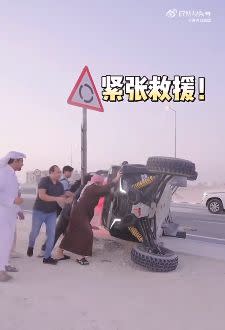 ▲劉畊宏駕駛沙漠越野車，結果轉彎打滑翻車了。（圖／翻攝自微博）