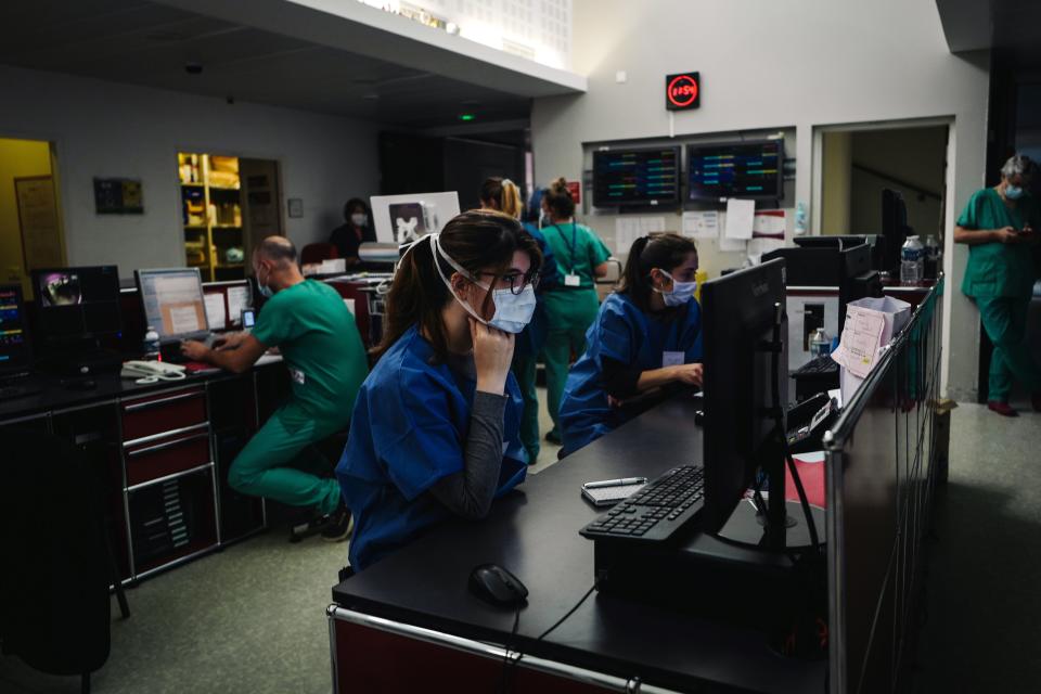 El personal sanitario francés asegura estar muy cansado y al borde del colapso y denuncia la paulatina deterioración de sus condiciones de trabajo. (Foto: Lucas Barioulet / AFP / Getty Images).