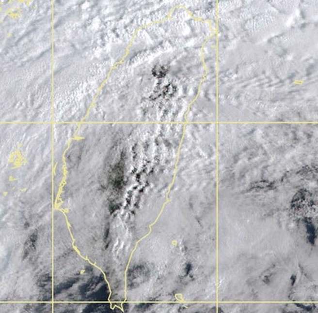 台灣東側有明顯的波動雲形。(翻攝自鄭明典臉書)