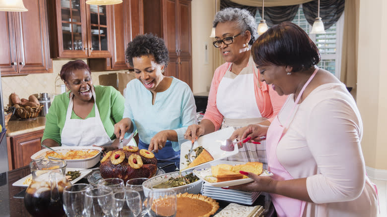 four black women serving thanksgiving 