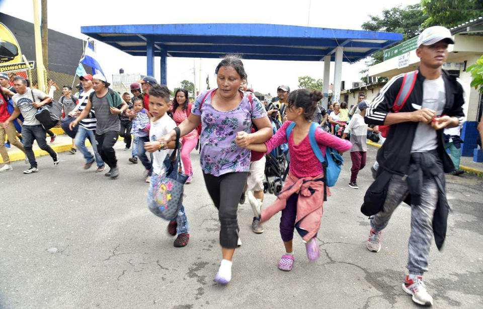 FOTOS | Así rompieron los migrantes el cerco fronterizo para entrar a México