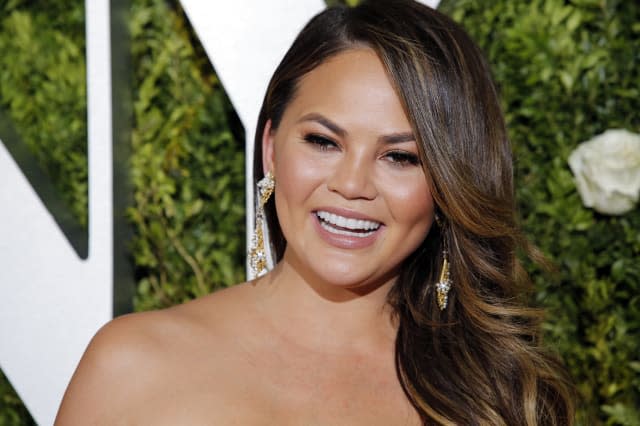 Chrissy Teigen live tweets as plane turns back to LAX