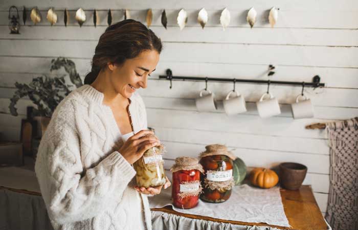 chica con alimentos fermentados