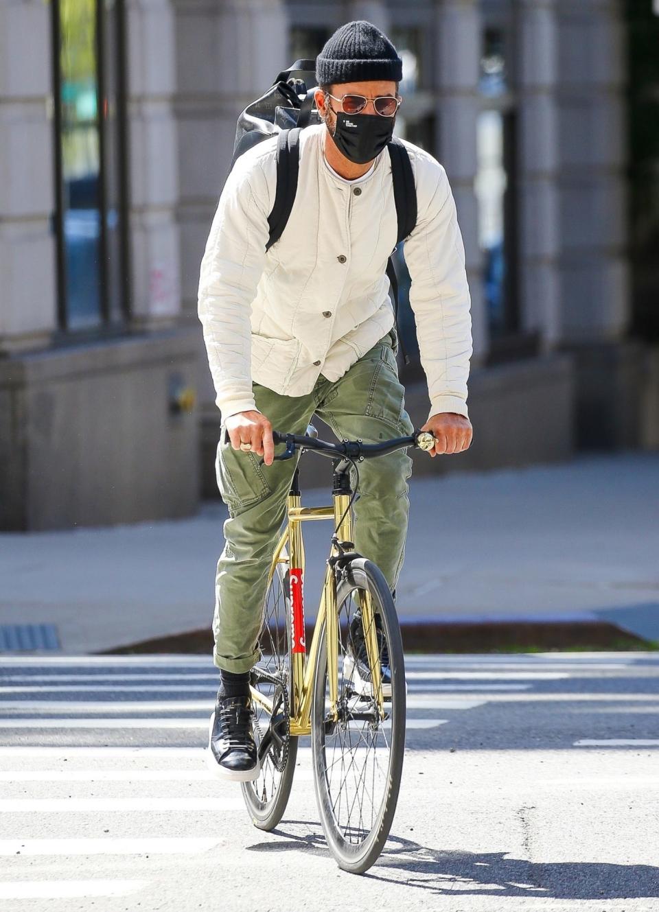 <p>Justin Theroux hops on his bike for a ride around New York City on Monday.</p>