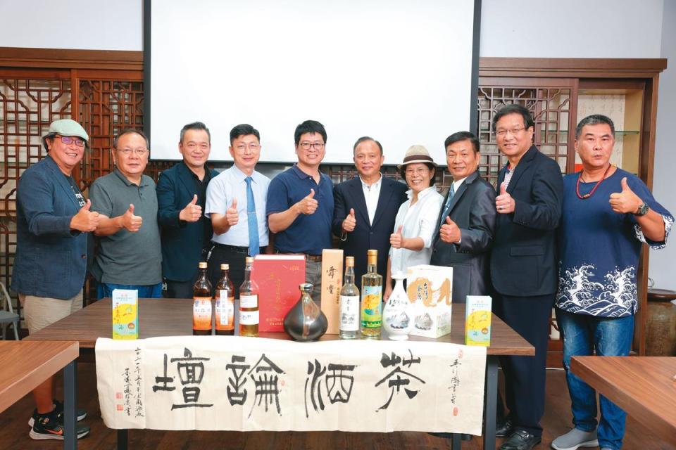 在宜蘭酒廠舉辦的「茶酒論壇」，多位意見領袖與會，各抒己見、腦力激盪。右起為書法家夏紹康、國光商行董事長吳忠錫、主辦人「老酒林」林宏銘、《茶藝》雜誌總編輯羅英銀、前宜蘭縣長林聰賢、宜蘭酒廠（代理）廠長王正利、宜蘭市市長祕書黃福生、宜蘭縣觀光協會理事長王文新、松風文旅副董事長簡增燦、藏酒論壇執行長賴偉峯。