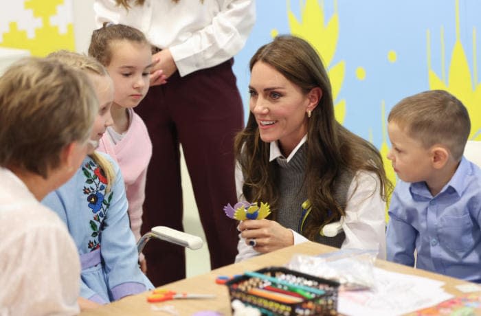 La princesa de Gales haciendo manualidades con unos niños en un centro de ayuda a Ucrania