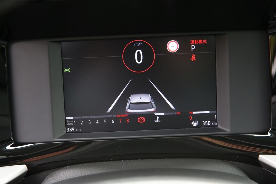 全車系標配的7吋數位儀錶提供三種顯示介面選擇，切換運動模式則會另以紅線點綴。