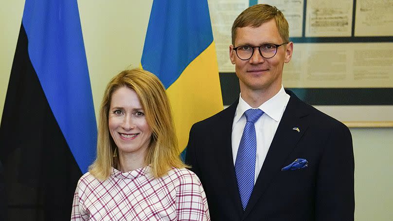 La primera ministra estonia, Kaja Kallas, izquierda, y su esposo Arvo Hallik posan para una fotografía en Tallin, Estonia, el 2 de mayo de 2023.