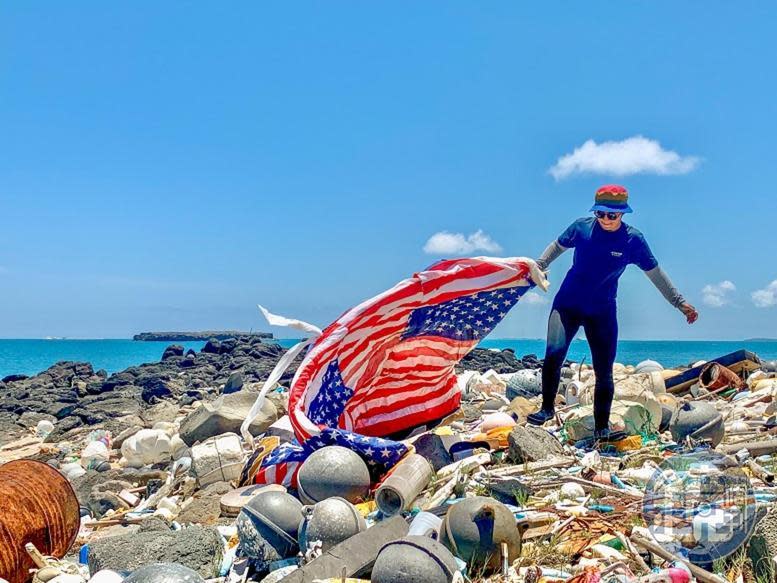 我在澎湖無人島「姑婆嶼」的垃圾灘上，竟然撿到一面又大又完整的國旗。