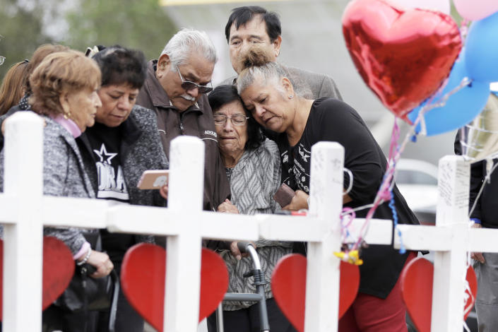 Dans cette photo d'archive du 10 novembre 2017, la famille et les amis se rassemblent autour d'un mémorial de fortune pour les victimes de la fusillade de la First Baptist Church à Sutherland Springs Baptist Church à Sutherland Springs, Texas.  L'attaque à la machette contre la maison d'un rabbin à Monsey, New York, pendant Hanukkah et la fusillade de fidèles dans une église du Texas recentrent l'attention sur la vulnérabilité des fidèles pendant les services religieux.  Les statistiques du FBI sur les crimes de haine montrent qu'il y a lieu de s'inquiéter.  (Eric Gay / dossier AP)