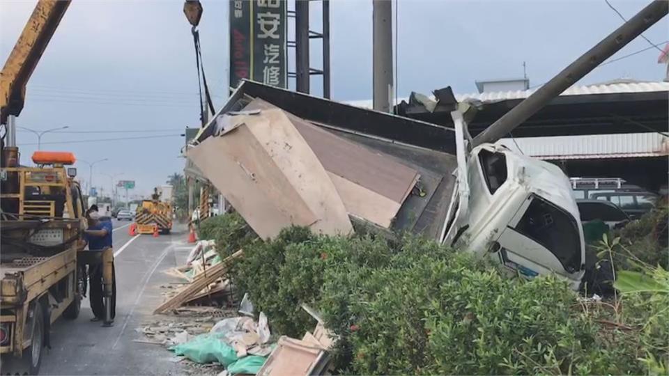 酒駕又超車失控！　小貨車撞電桿　再衝進維修廠