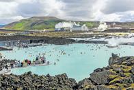 冰島美麗的藍湖溫泉，依地熱發電廠而生，是世界上獨有的一景。（楊映波攝）
