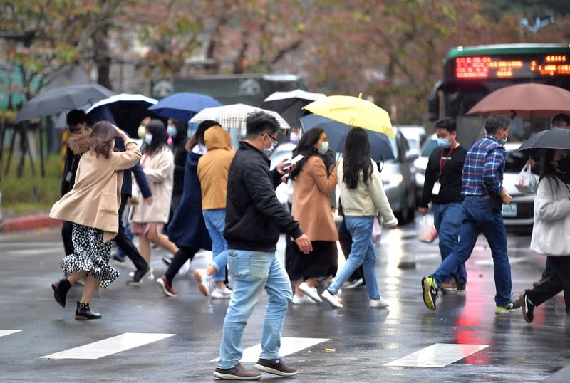 受到疫情衝擊，5月失業人口較上月增加5000人。（示意圖／中央社提供）