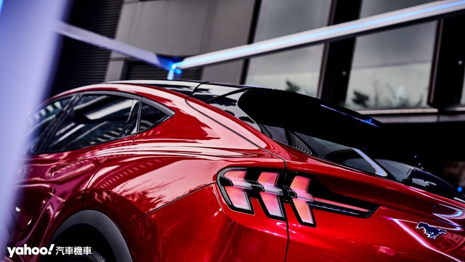 經典的尾燈造型是Ford致敬Mustang系列而在Mach-E上重現的現代版本。