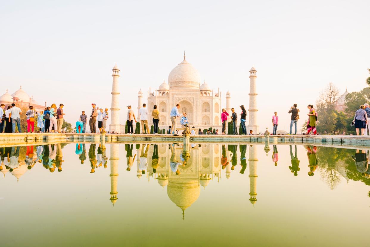 The Taj Mahal is visited by up to 40,000 people a day - urbancow