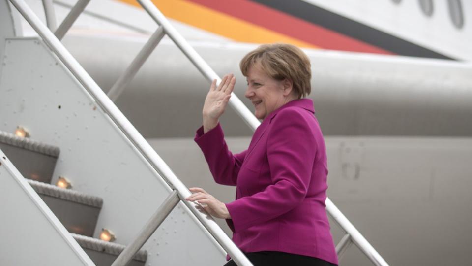 Bundeskanzlerin Angela Merkel steigt in den Airbus A340 «Theodor Heuss» der Flugbereitschaft der Luftwaffe der Bundeswehr. (Archiv)