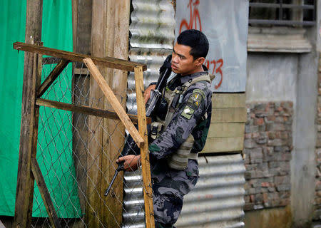 A government soldier takes up position during a patrol along a deserted street in Marawi City, southern Philippines May 27, 2017. REUTERS/Erik De Castro