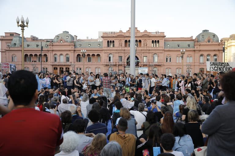 Un grupo de escépticos respecto al coronavirus y la pandemia se congregó en Plaza de Mayo. 