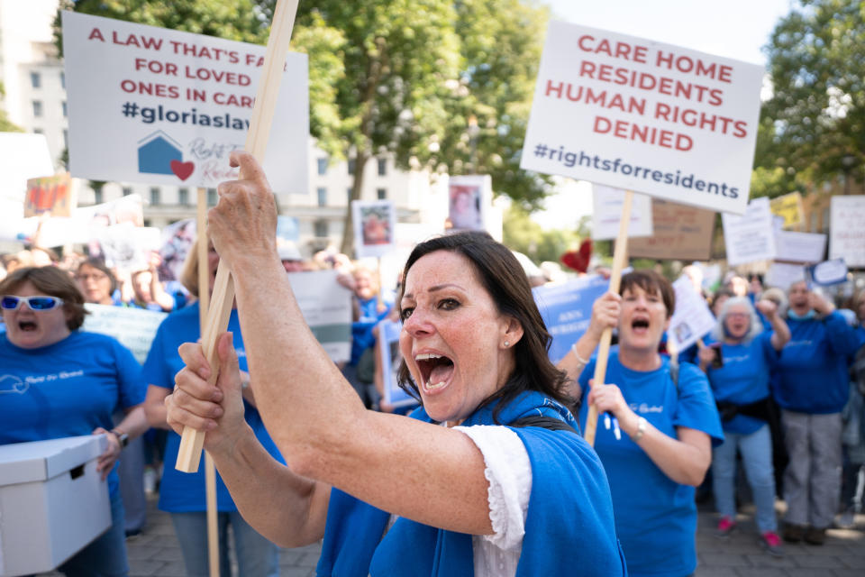 <p>Ruthie Henshall joins members of Rights For Residents to hand in a petition at 10 Downing Street, London. to protest about the inequality, discrimination and abuse of human rights of those in care. Picture date: Thursday September 16, 2021.</p>
