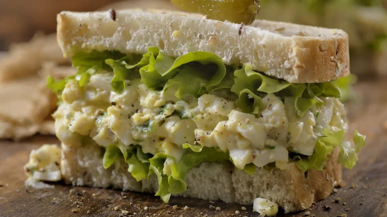 sandwich egg salad lettuce 
