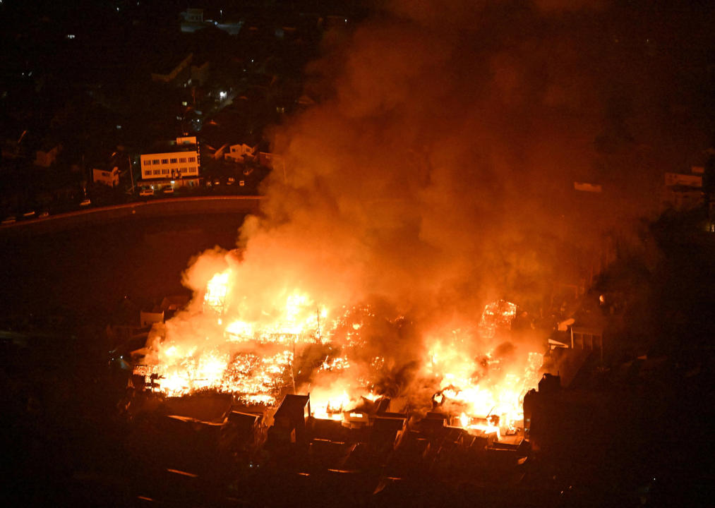 日本石川1日強震引發火災，輪島市建物遭祝融，火勢猛烈。（Kyodo/路透社）