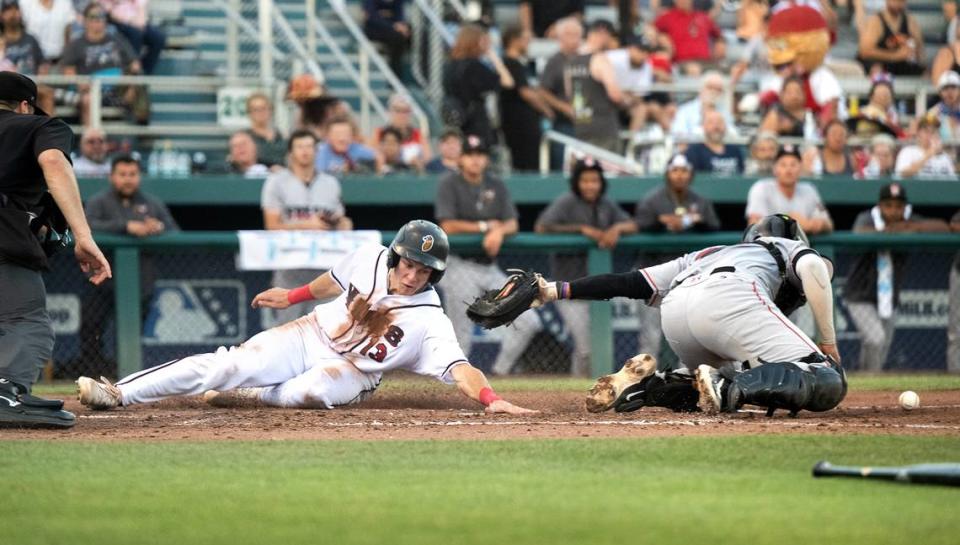 Aidan Smith, de Modesto, anota durante el partido contra los Fresno Grizzlies en el John Thurman Field, en Modesto, California, el miércoles 3 de julio de 2024. Modesto ganó el juego 6-3.